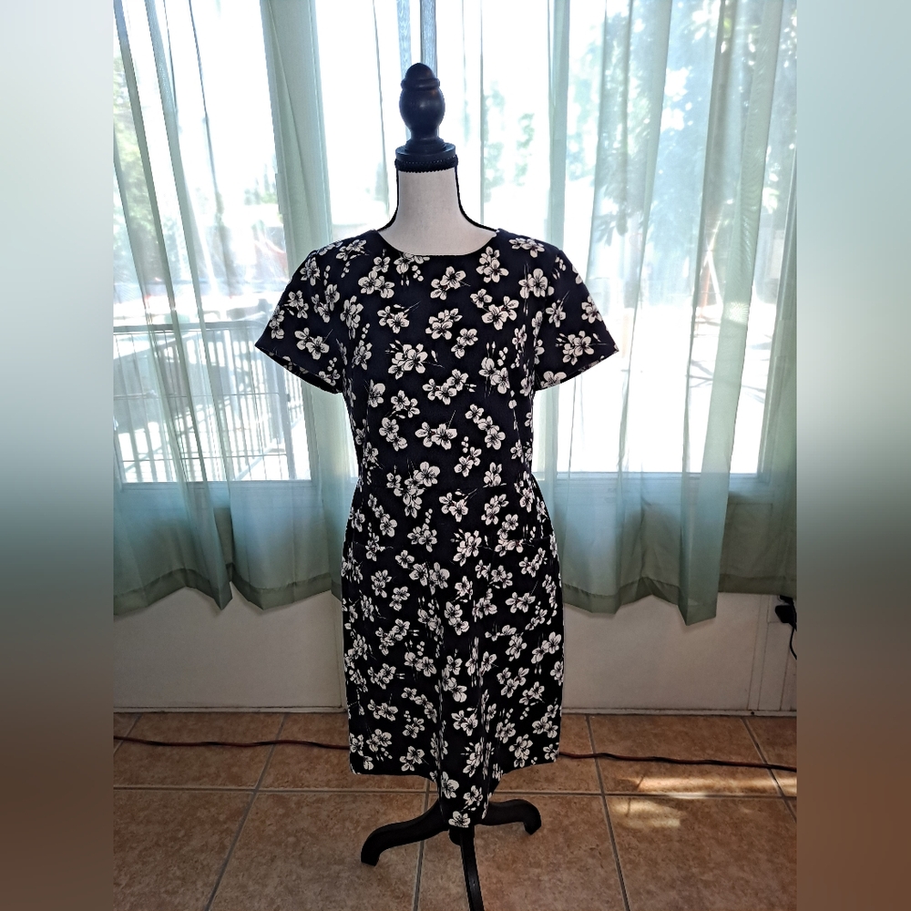 Loft Womens Size 8 Black Floral Dress Sheath, Front Pockets, Back Zip, Stretchy.
